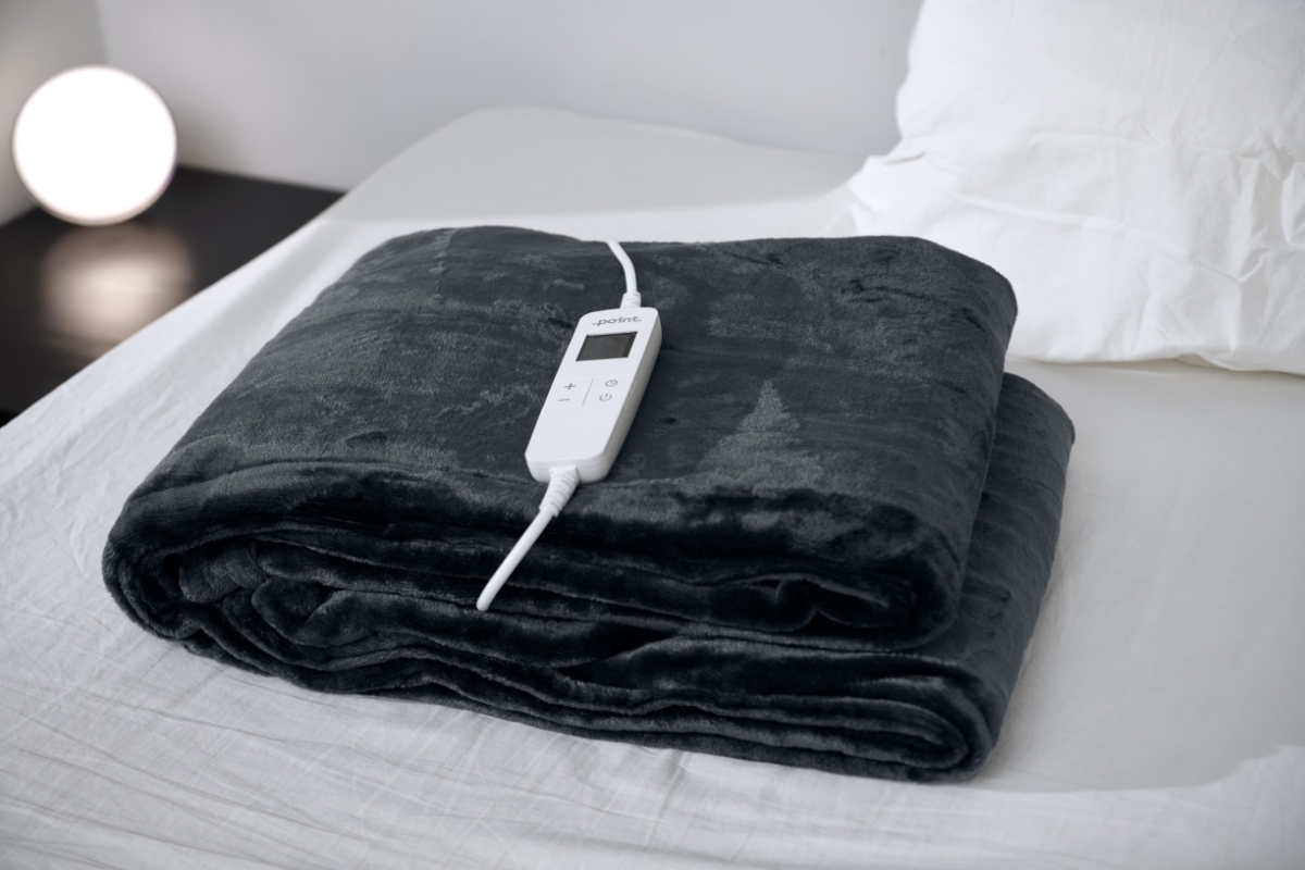 POINT SOOTHING HEAT HEATING BLANKET with its remote control on top of it