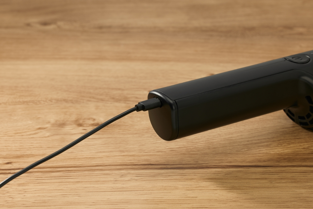 Close up of the charging cord of POINT CRAYON HANDHELD VACUUM CLEANER BK