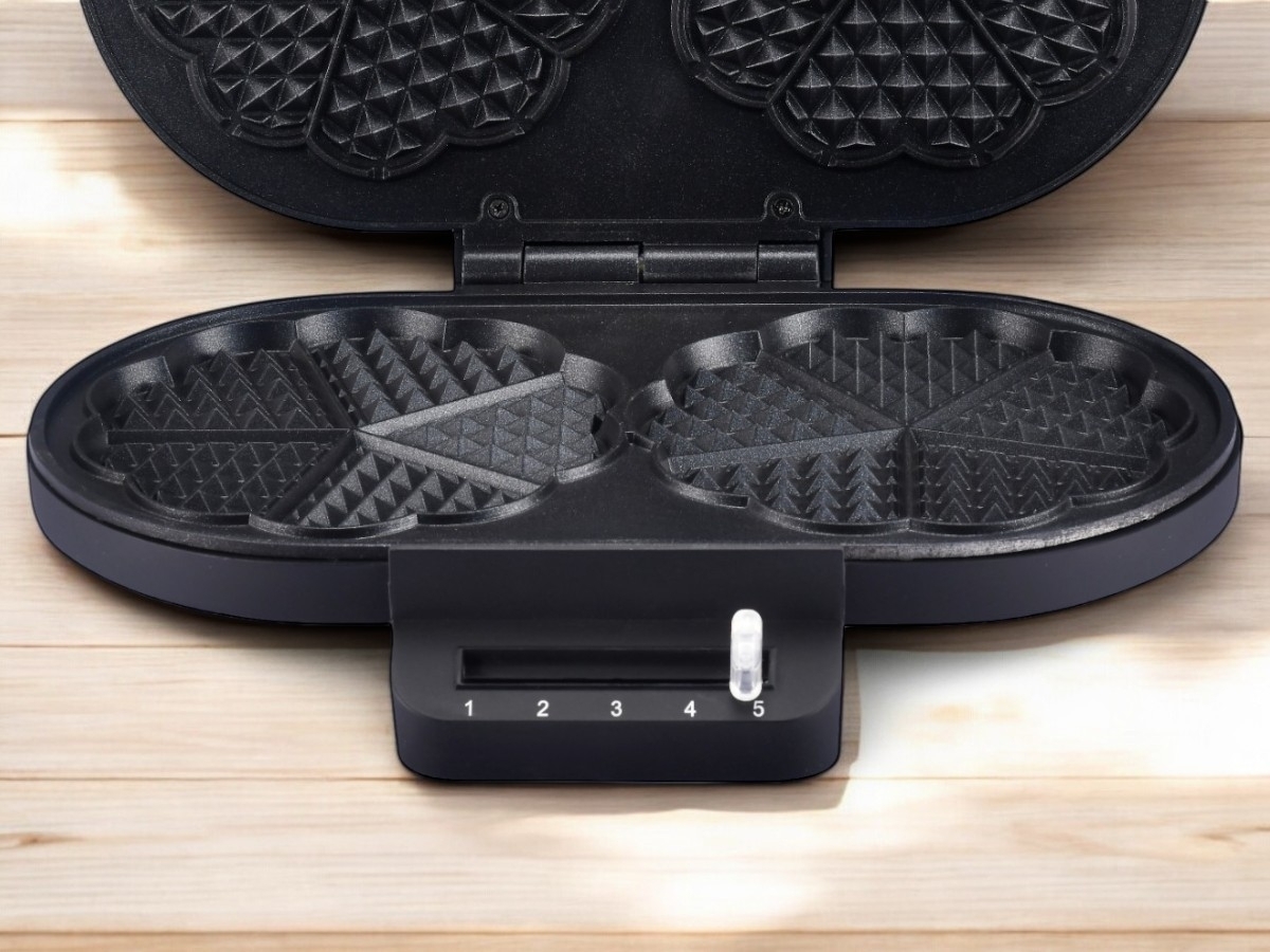 Close up of the non-stick surface of POINT POWM5000D WAFFLE MAKER DOUBLE