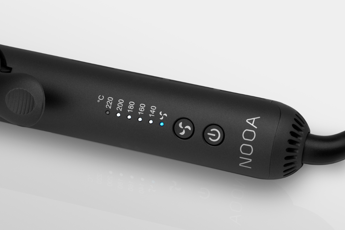 Close up of the settings buttons of NOOA GEMINI CURLER & STRAIGHTENER, with the airflow function activated