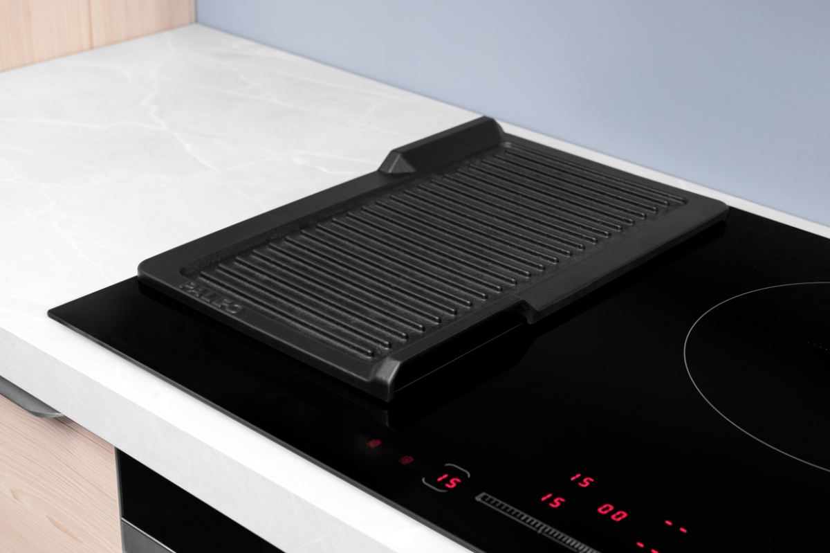 Grill tray on the induction level.