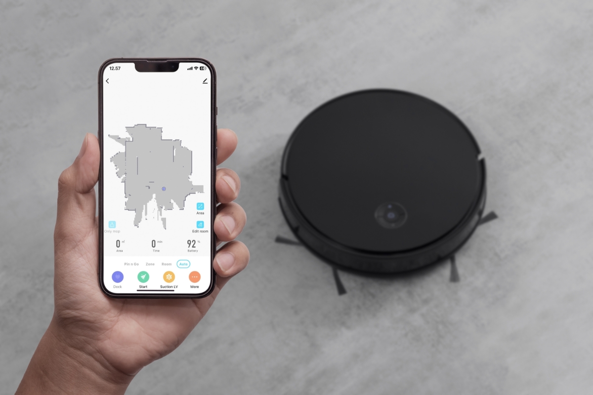 POINT DUSTY600 ROBOT VACUUM CLEANER being controlled by the SmartLife app