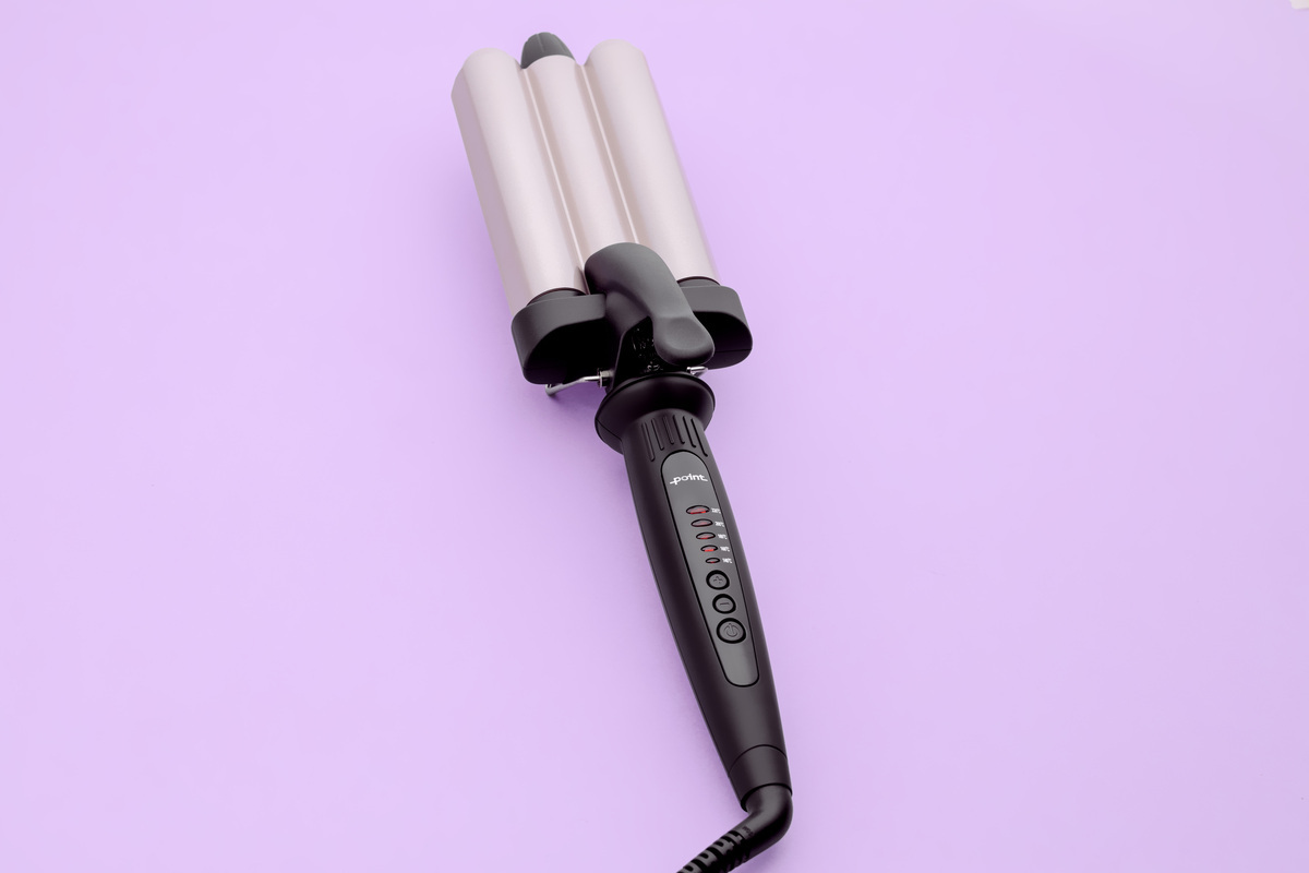 Wide angle image of POINT POWM210BLACK WAVE VIXEN WAVER IRON on lilac background