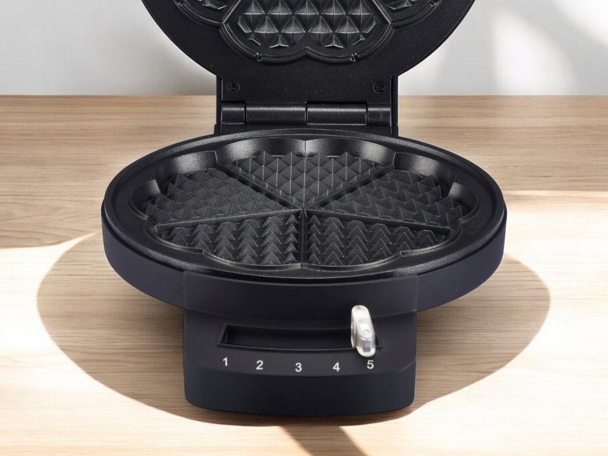 Close up of the non-stick plates of POINT POWM5000S WAFFLE MAKER SINGLE