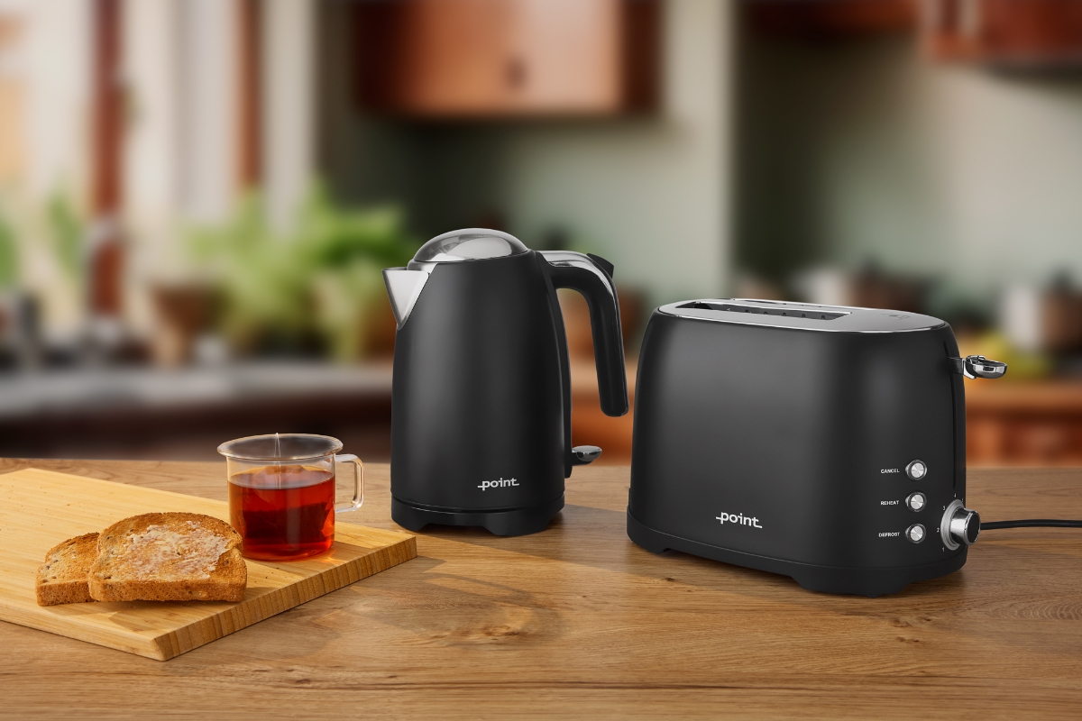 Wide angle image of the POINT POT5020BK RETRO TOASTER BK/2 SLOTS and a black retro kettle of a similar style
