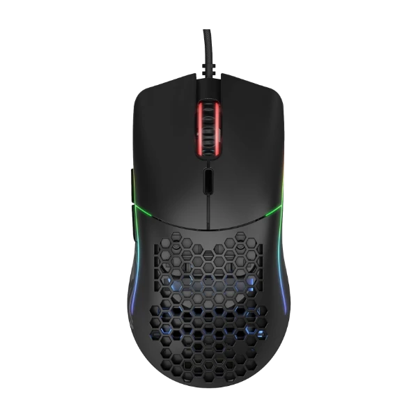 Nærbilde av en matt svart GLORIOUS MODEL O GAMING MOUSE med bikubemønster som avslører blå innvendig belysning, RGB-belysning og en flettet kabel.
