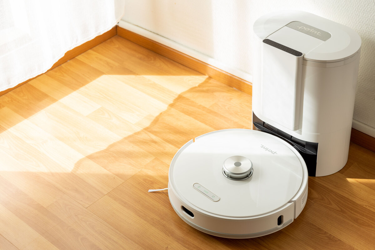 Robot vacuum and the automatic emptying station