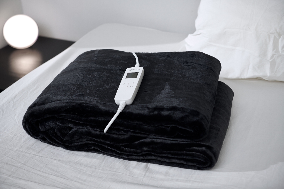 POINT SOOTHING HEAT HEATING BLANKET with its remote control on top of it