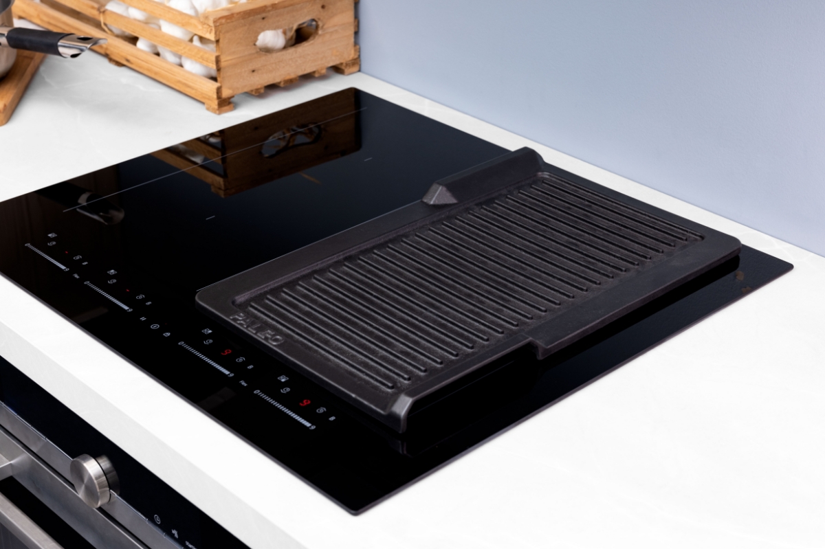 Grill tray on the induction hob.