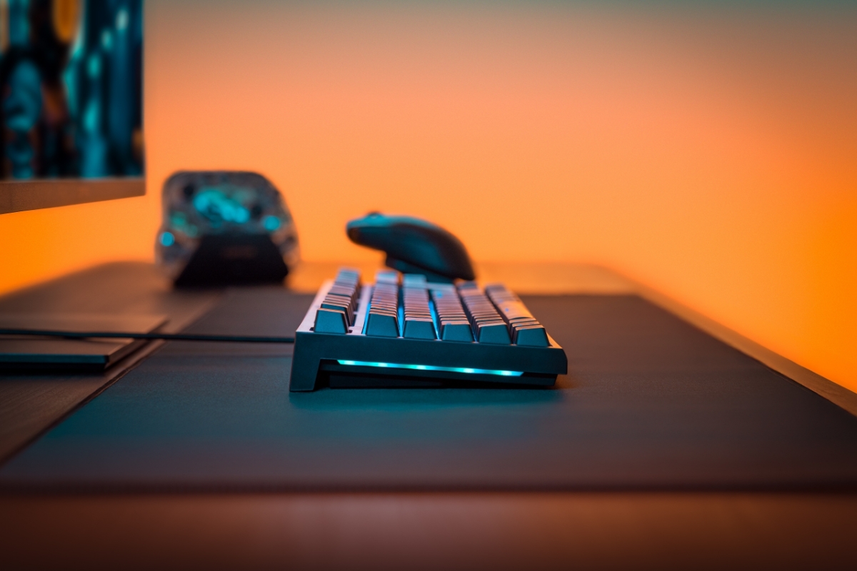 Cepter Zeta TKL gaming keyboard's side profile on a desk