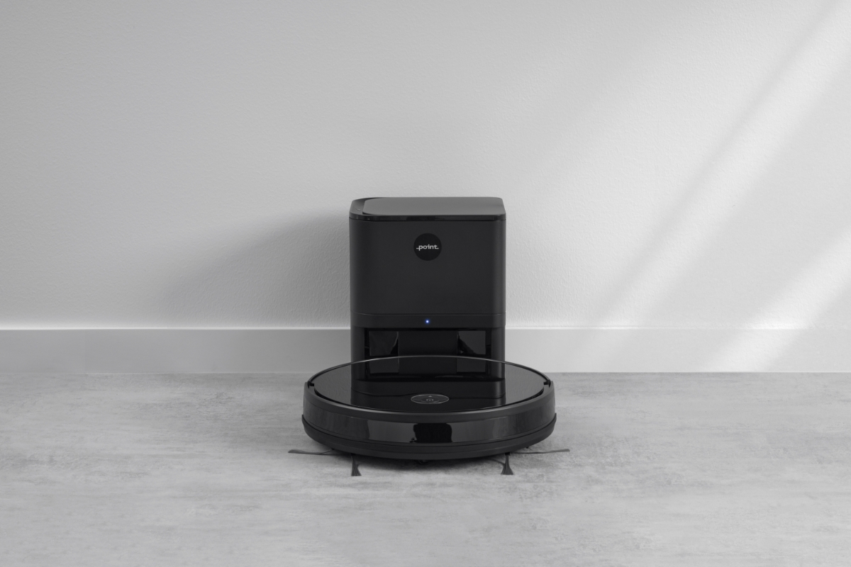 Wide angle image of POINT DUSTY600+ ROBOT VACUUM CLEANER in its charging and emptying dock