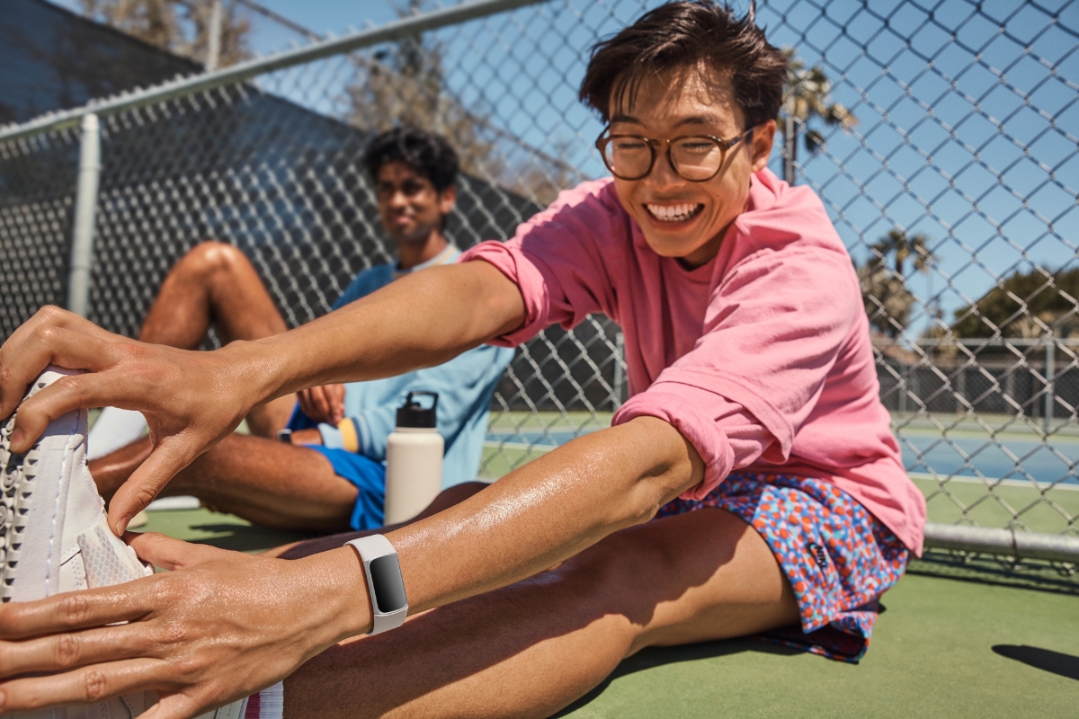 Fitbit Charge 6 Aktivitetsarmbånd, Porselen / Sølv Aluminium - Power.no