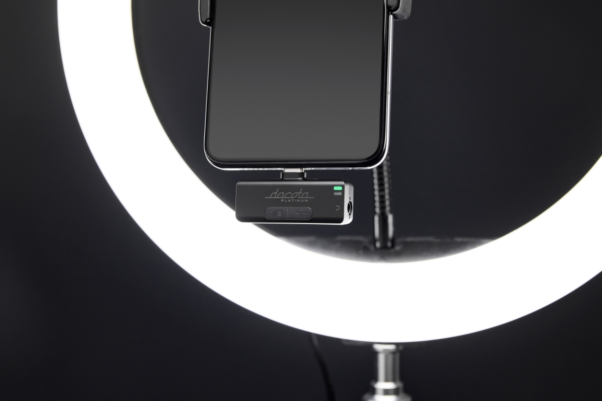 N&aelig;rbilde av en Dacota Platinum-mikrofon festet til en smarttelefon i et ringlys, som fremhever den kompakte designen og s&oslash;ml&oslash;se tilkoblingen.