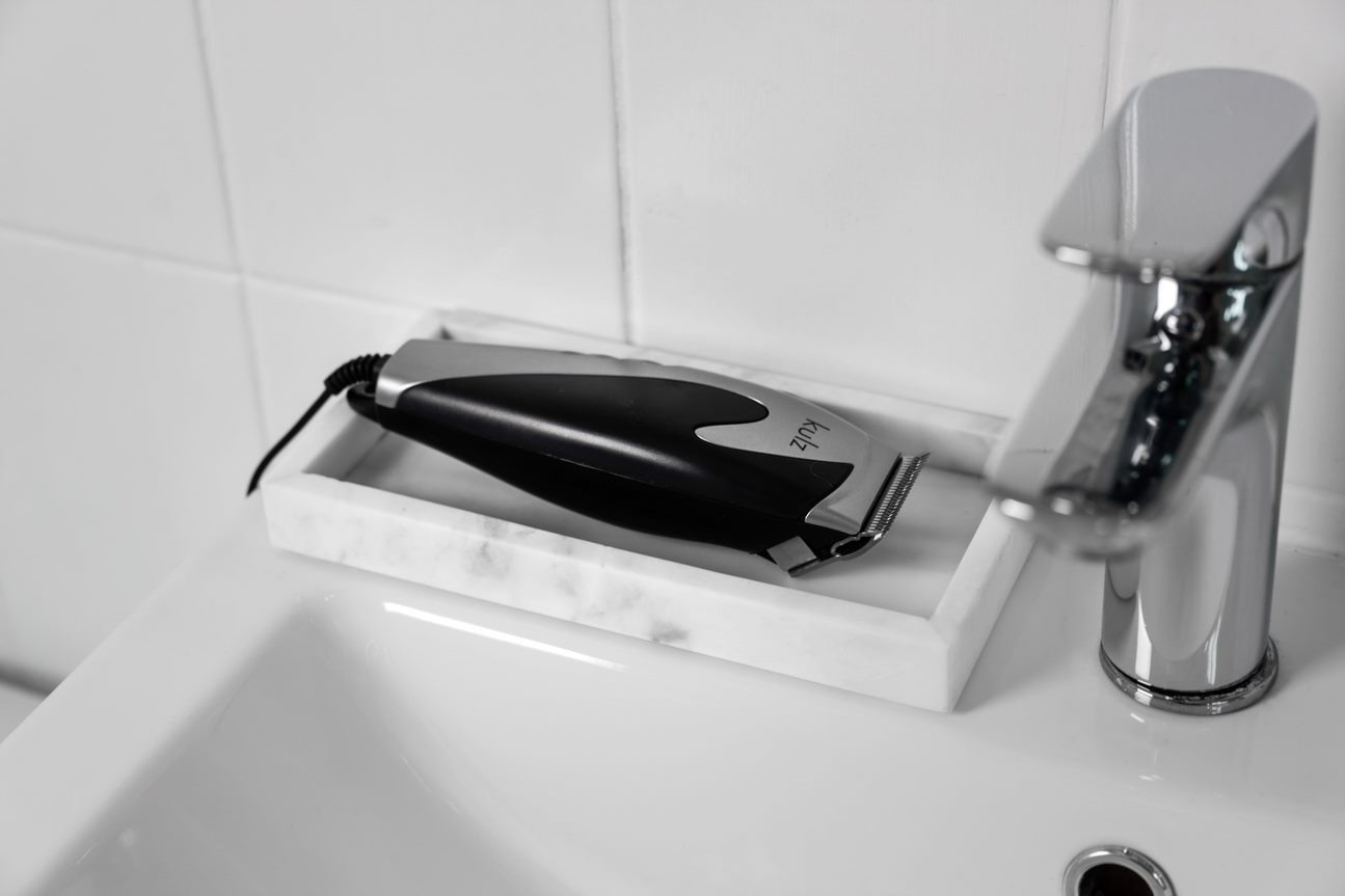 Kulz hårklipper på kanten av en vask