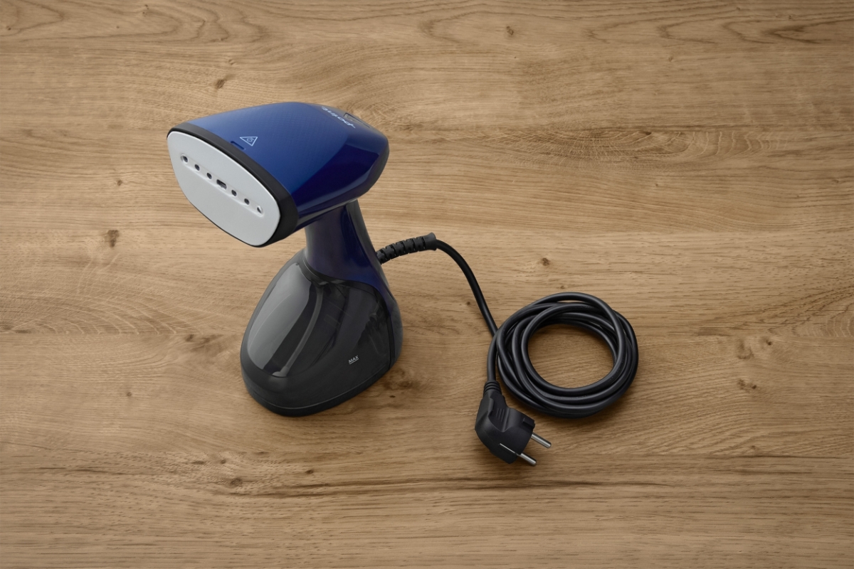 POINT POST5010 STEAMER 35G/2000W Blue Point POST5010 hand steamer on a wooden table pictured from above and its long power cord put nicely next to it on the table