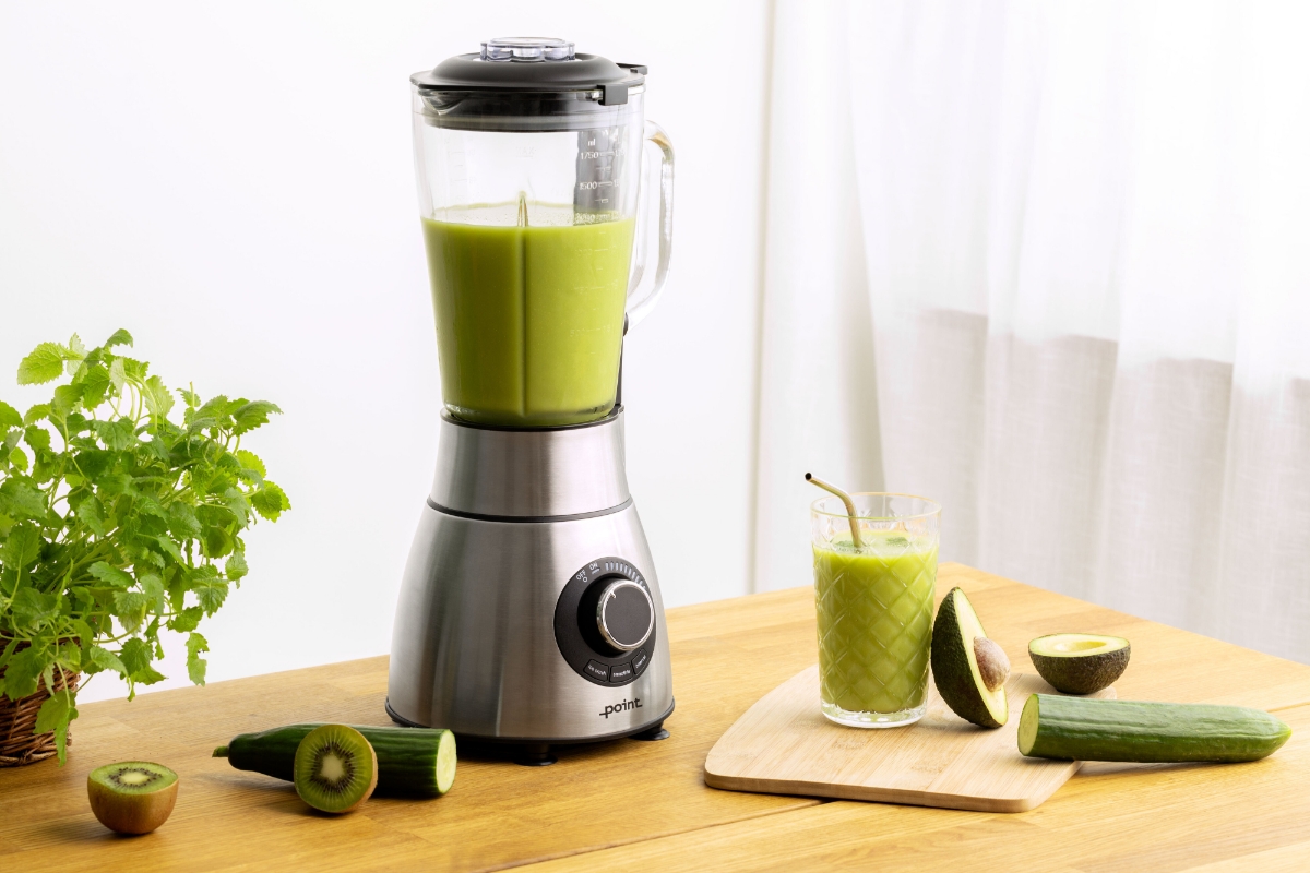 Wide angle of POINT PRO POBLYBS13 POWER BLENDER with green smoothie inside the mixing jug