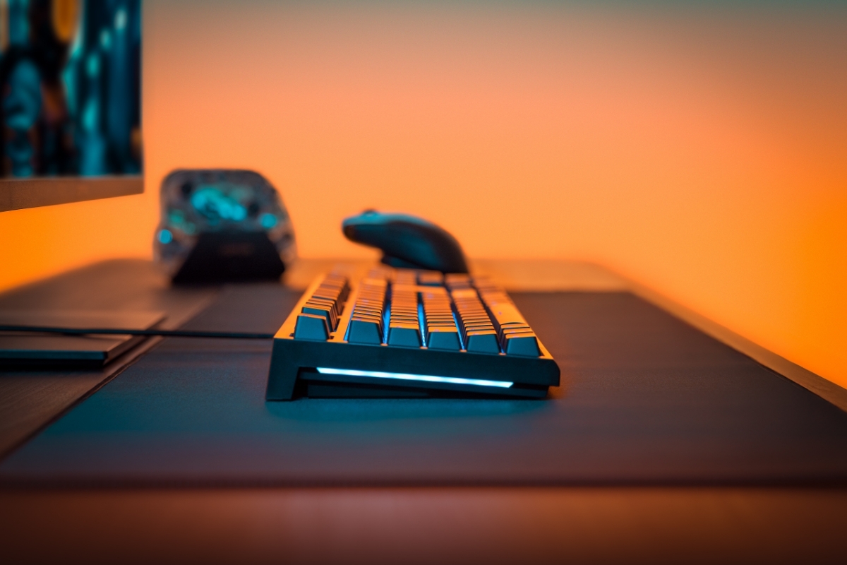 Cepter Zeta Full-Size keyboard's side profile on a desk