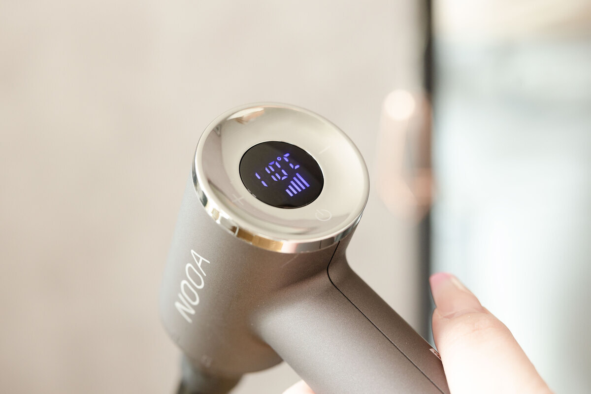 A close up of the large and clear display on the Nooa Divine multi curler showing the temperature
