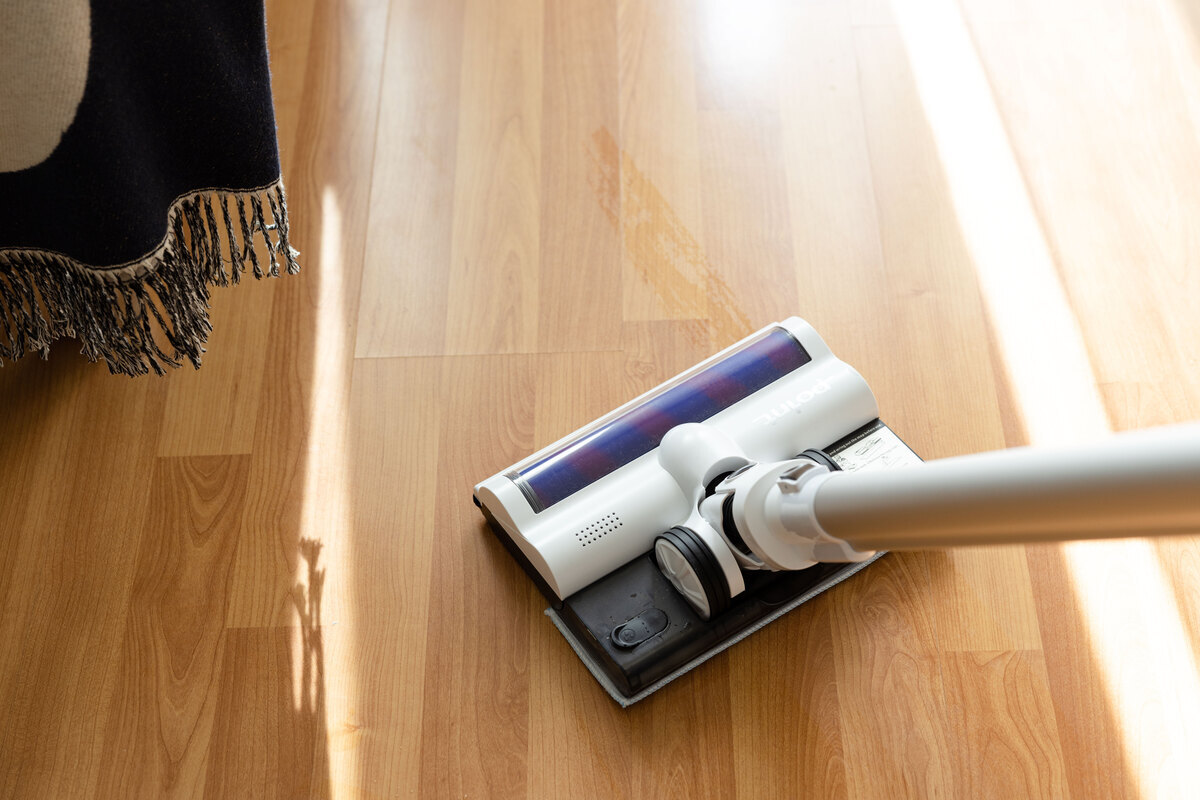 Point stick vacuum cleaner's mopping function used on a wooden floor