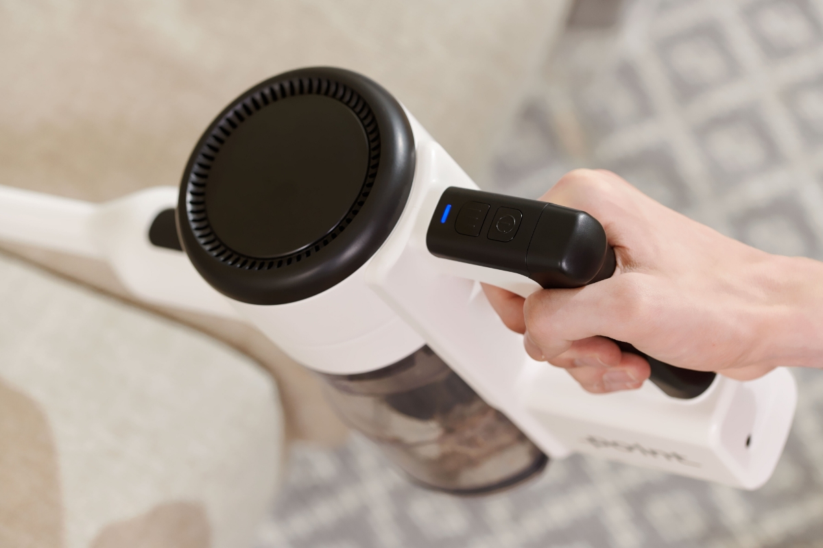 A close up of the battery lights on the handle of the Point Pencil stick vacuum cleaner