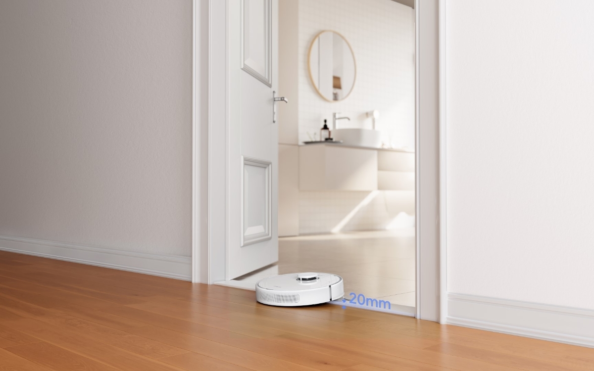 An illustration showing how the DREAME D10 PLUS GEN2 ROBOT VACUUM WH can climb thresholds of up to 2 cm