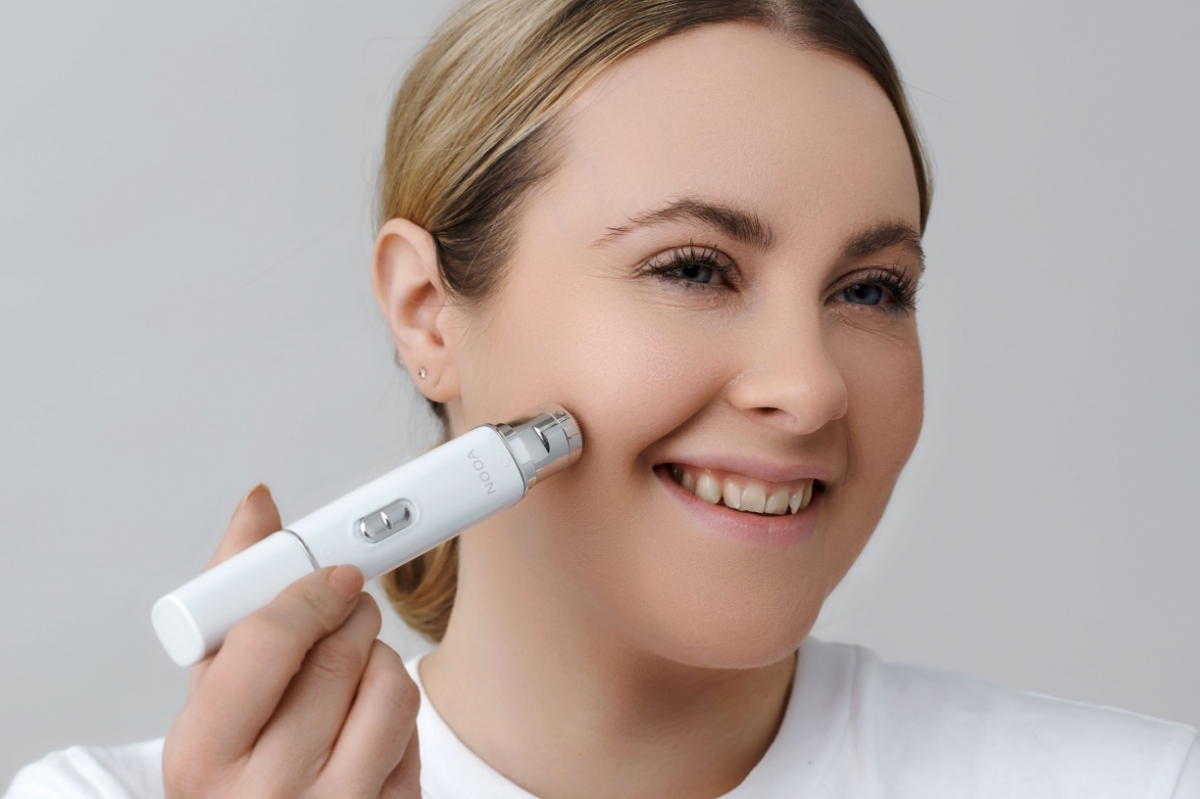 NOOA LISSE EYEBROW & FACIAL TRIMMER being used on the cheek area