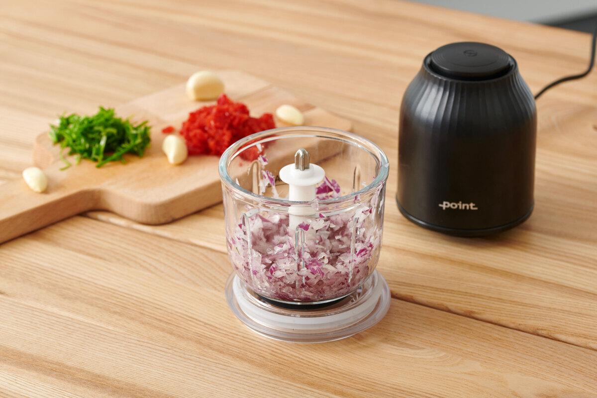 Close up of the POINT POCH7037 MINI CHOPPER with the lid off, full of chopped red onion
