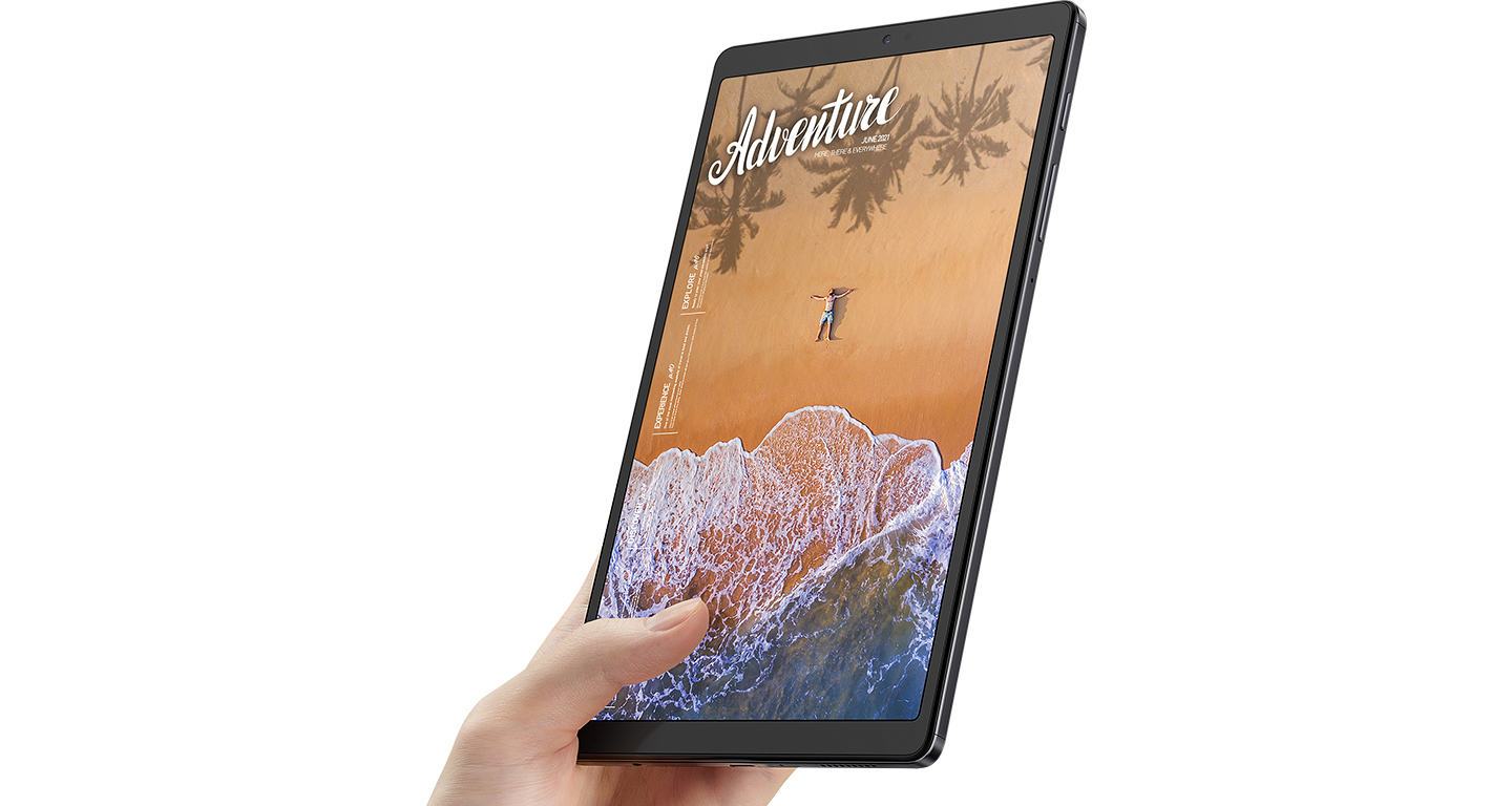 Hånd som holder en Samsung Galaxy Tab A7 Lite nettbrett