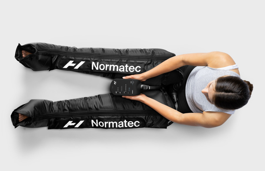 Normatec 3 Legs dynaaminen ilmakompressiolaite henkilön päällä