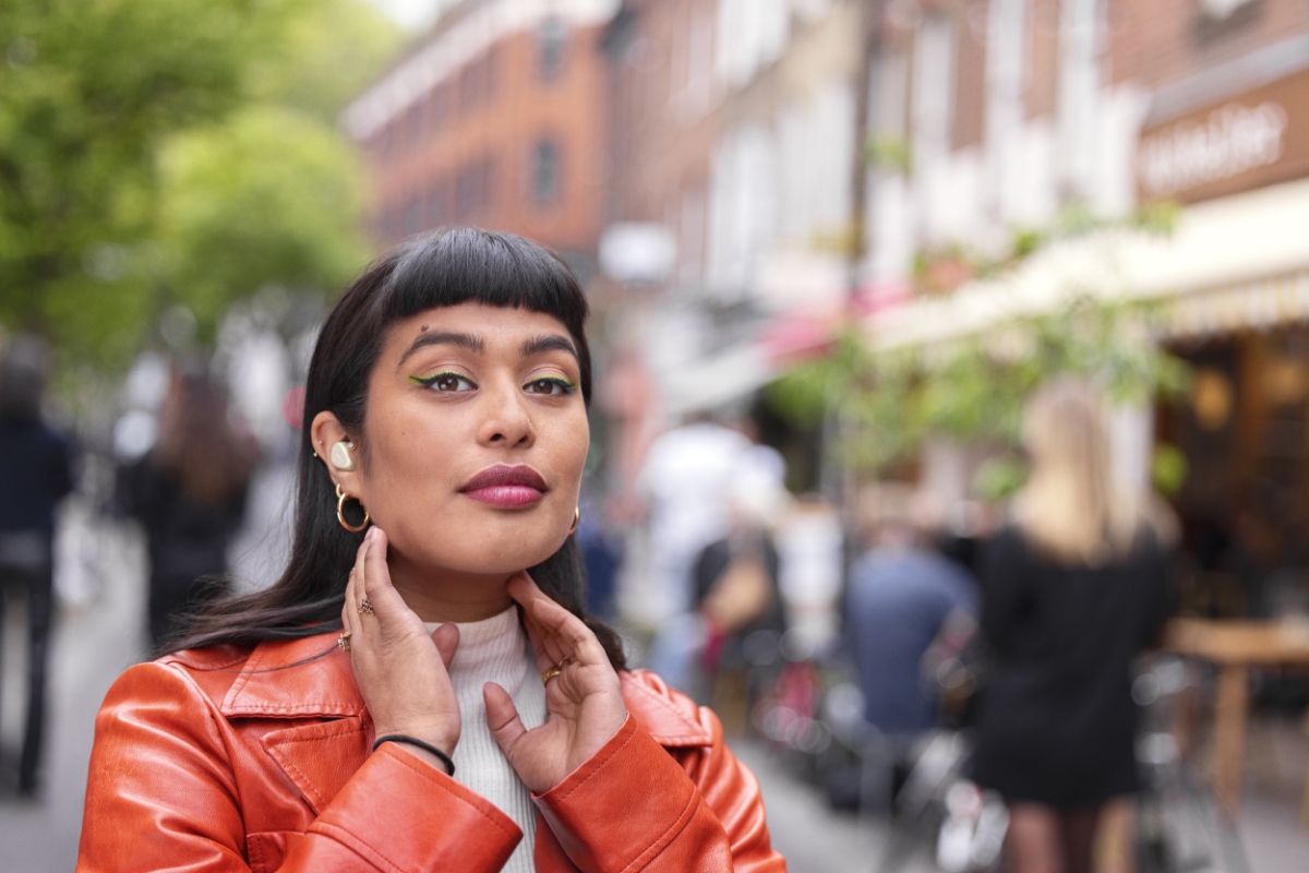 Person listening to Jabra Elite 5 True Wireless in a city centre