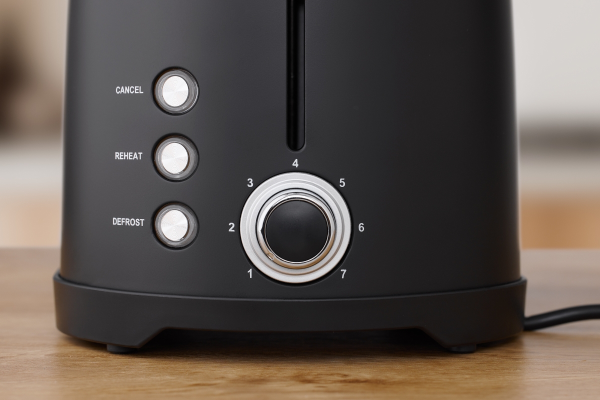 Close up of the adjustment knob on the side of the POINT POT5020BK RETRO TOASTER BK/2 SLOTS