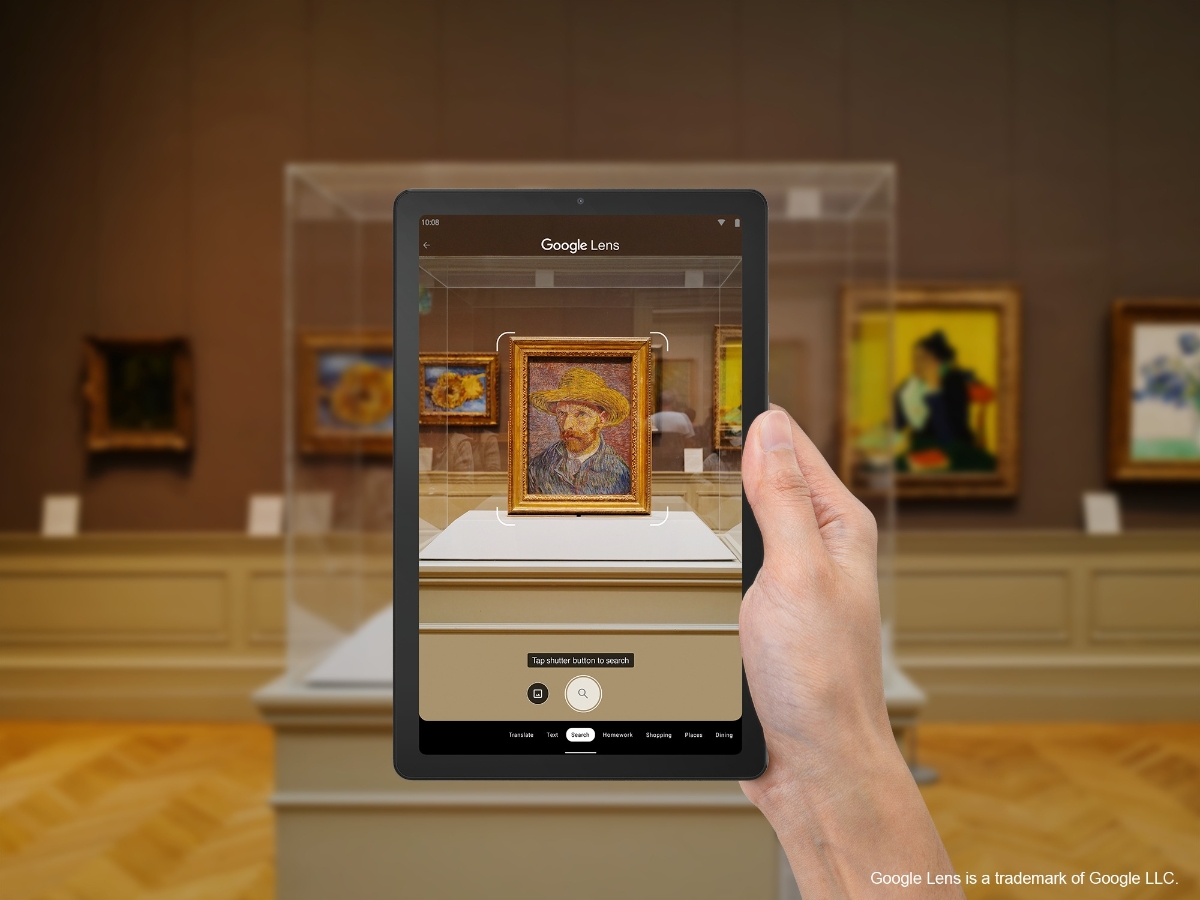 Tab M9s Google Lens-app pekad på en målning i en utställning