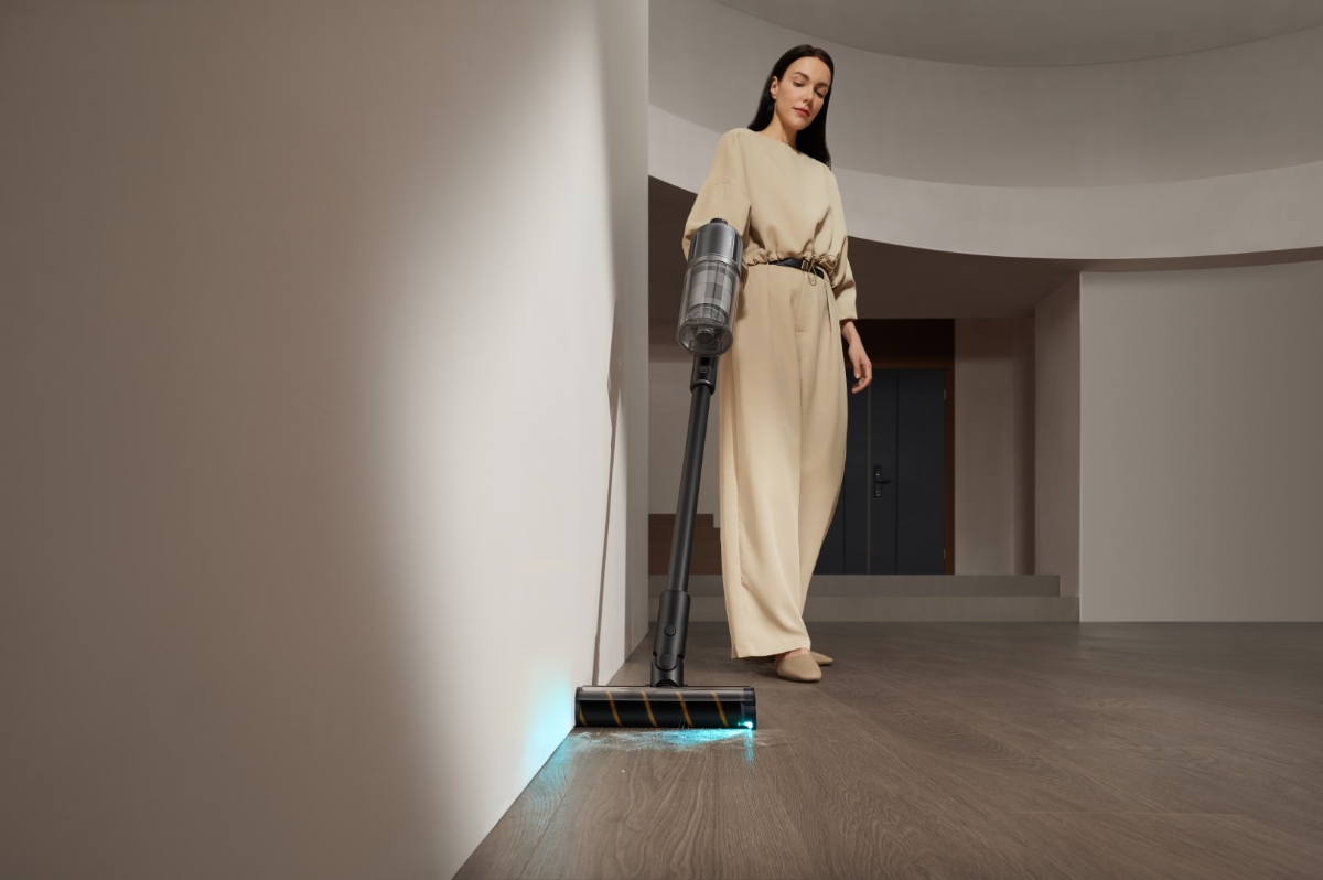 A person vacuuming next to skirting boards with the DREAME Z30 STICK VACUUM CLEANER