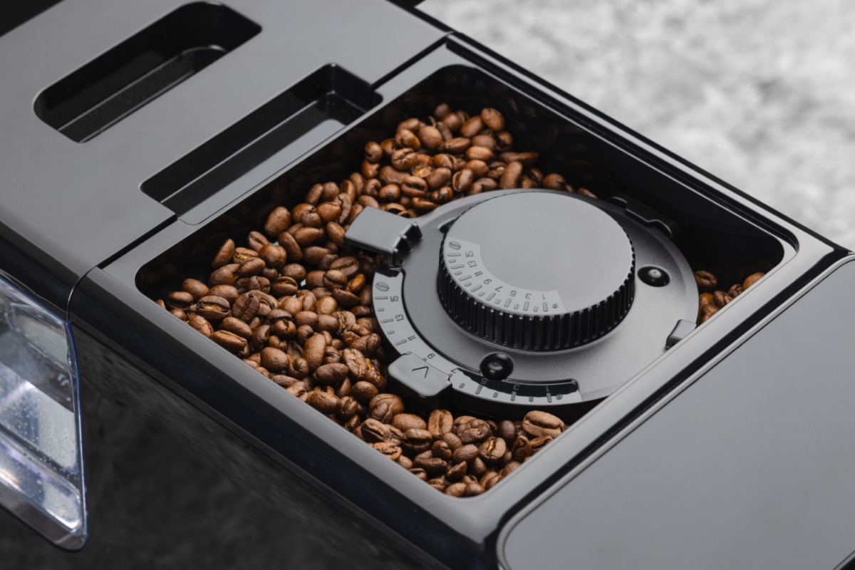 Close up of the bean container filled with coffee beans and the adjustable grind settings of CHEF MATTEO KEOPI COF.MACH BK/20BAR